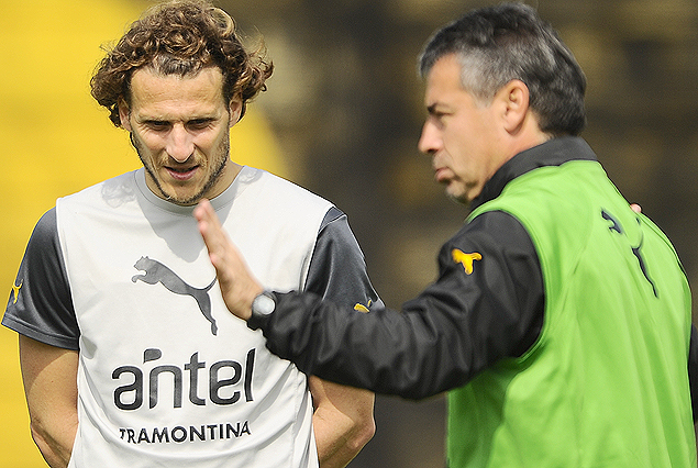 Diego Forlán y Pablo Bengoechea en el retorno de Peñarol a Los Aromos.