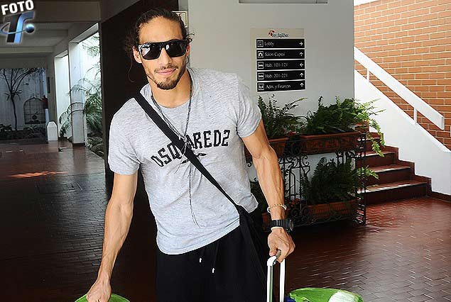 Martín Cáceres captado por el lente de Fernando González, a las 15 y 43 horas de Bolivia, al ingresar al Hotel Los Tajibos donde se aloja la delegación oriental. Junto con Cáceres, también llegaron procedentes de Europa, Fernando Muslera, Sebastián Coates, Gastón Silva, José María Giménez, Abel Hernández, Maximiliano Pereira, Diego Godín, Christian Stuani, Diego Rolan y Jonathan Rodríguez. Un “equipo europeo” para completar la nómina de 25 citados que se alojan en el referido hotel.