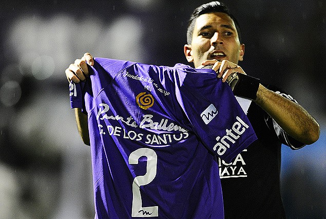 Martín Campaña festejando con la camiseta número 2 de Guillermo De Los Santos.