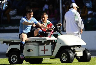 Cristian Rodríguez abandona la cancha lesionado. Tiene un golpe fuerte. Para ganar tiempo, manoteo la dirección del carrito que lo quería sacar rápido por un costado y el "Cebollo" logró que cruzara la cancha.