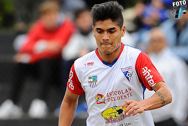 Walter Cubillla de destacada labor en Huracán. 