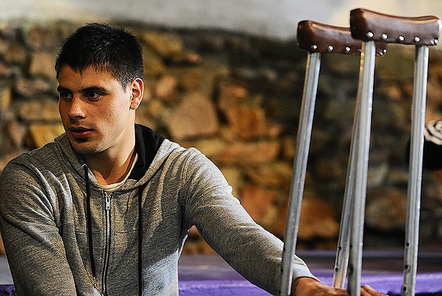 Guillermo De Los Santos con muletas en el estadio Franzini.