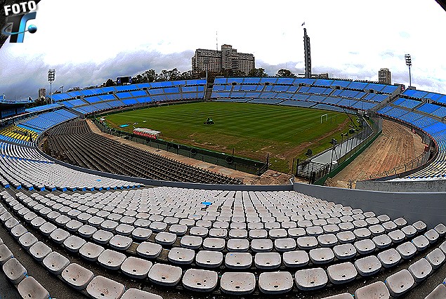 El Estadio Centenario con las tribunas pintadas de color celeste. 