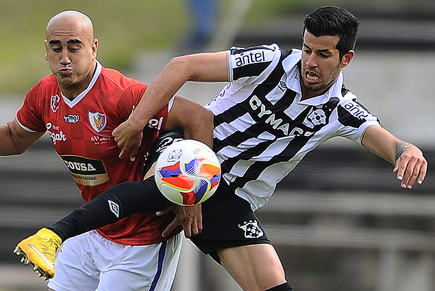 Raúl Ferro y Pablo Cepellini van por el balón.