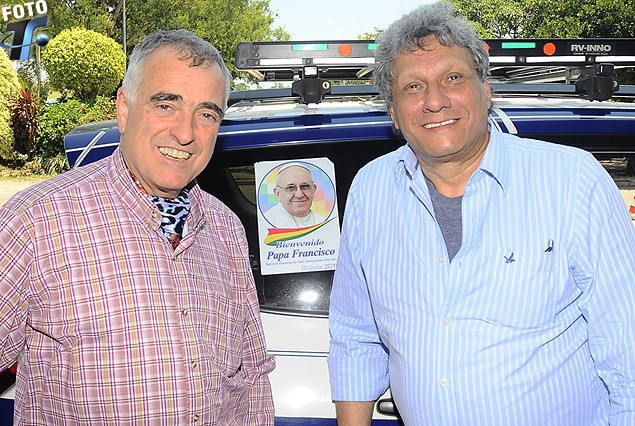 Una fotografía especialmente armada, 46 años después de un viaje a La Plata que realizaron Atilio Garrido y Alberto Kesman junto a Carlos Solé en 1969 cubriendo como periodistas la final de la Copa Libertadores de América entre Nacional y Estudiantes. La fotografía del Papa Francisco en el medio no es casualidad. Según Garrido, Dios, el destino y la suerte, lograron su larga permanencia en la profesión.