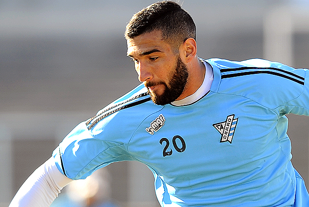 Joaquin Boghossian en la ofensiva del albiceleste.