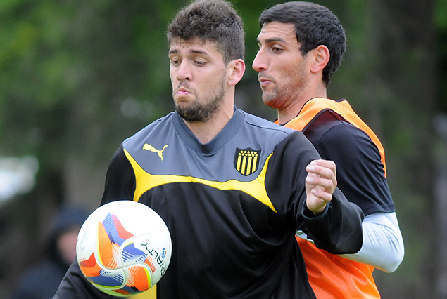 Gabriel Leyes al ataque seguido por Fabricio Silva en el amistoso del miércoles en Los Aromos.