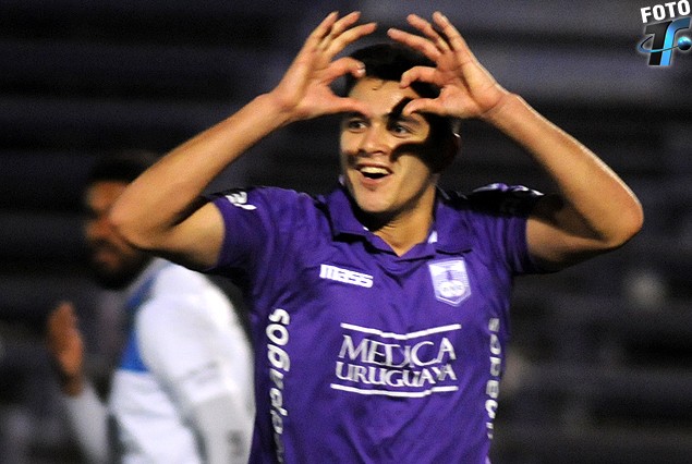 Maximiliano Gómez marcó doblete en el triunfo violeta.