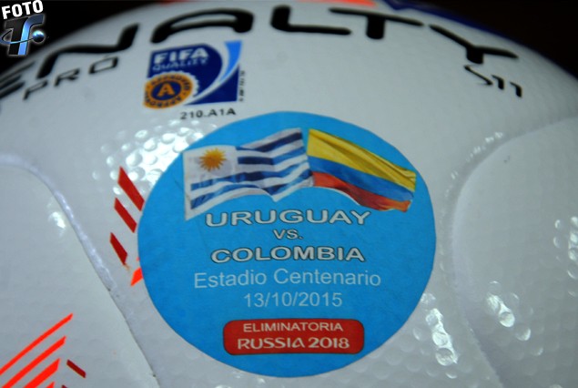 La pelota Penalty con las banderas de los dos países.