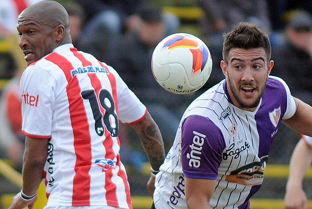 Lucas Cavallini aparece en acción ante la marca del "Boya" Pereira. 