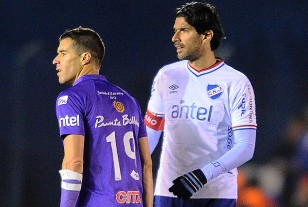 Andrés Scotti y Sebastián Abreu con guantes.