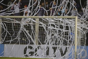 Decenas de serpentinas colgadas en el arco del Río de la Plata.
