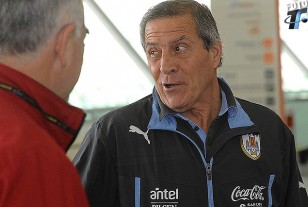 Atilio Garrido, enviado de Tenfield.com y Oscar Tabárez, el técnico de la Selección, antes de embarcar.