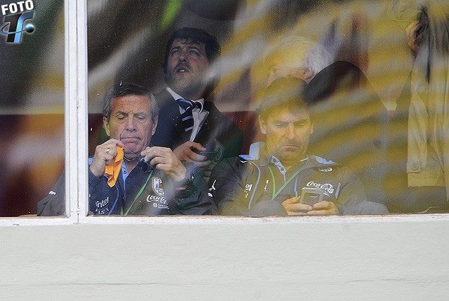 Oscar Tabárez y Mario Rebollo en el palco del cuarto piso del estadio Siles de La Paz.