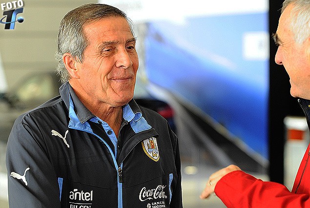 Oscar Tabárez en diálogo con Atilio Garrido de tenfield.com antes de embarcar.