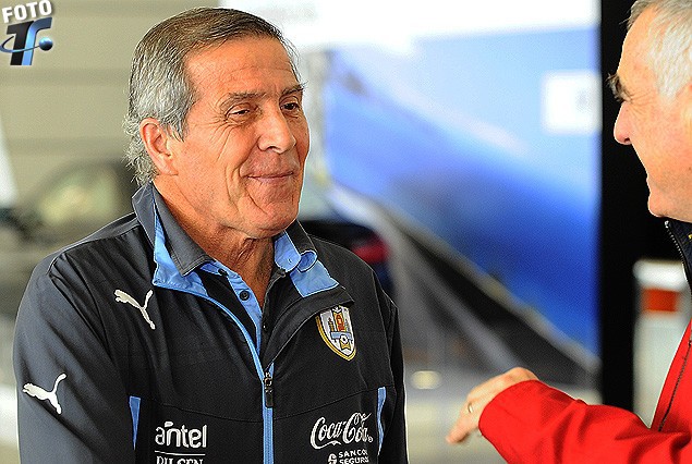 Oscar Tabárez en diálogo con Atilio Garrido de tenfield.com antes de embarcar.