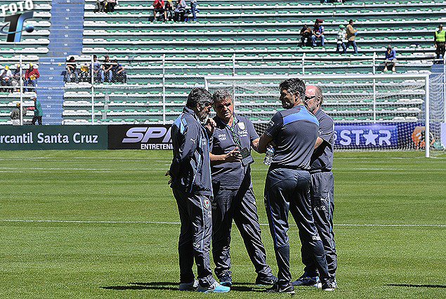 Celso Otero y compañeros de cuerpo técnico en la cancha del estadio paceño.