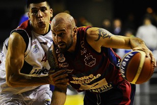 Vázquez lleva la bola marcado por Massie