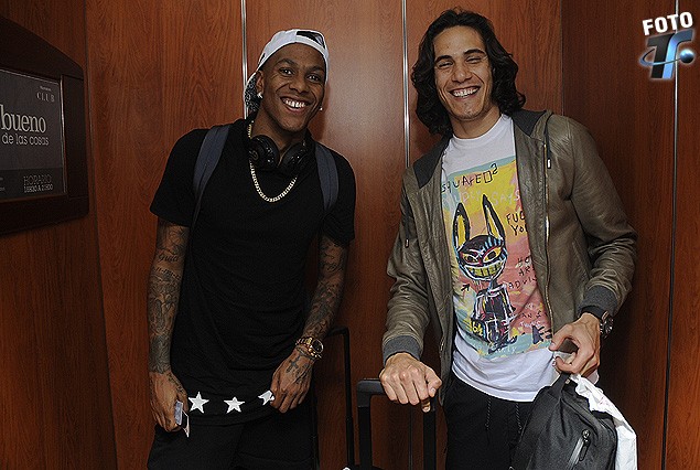 Como en los tiempos iniciales de Abel Hernández y Edinson Cavani, junto en el Palermo de Italia. Captados dentro del ascensor del Hotel Sheraton de Guayaquil, que los condujo al piso sexto donde se aloja la gran ilusión celeste para el partido del próximo jueves.