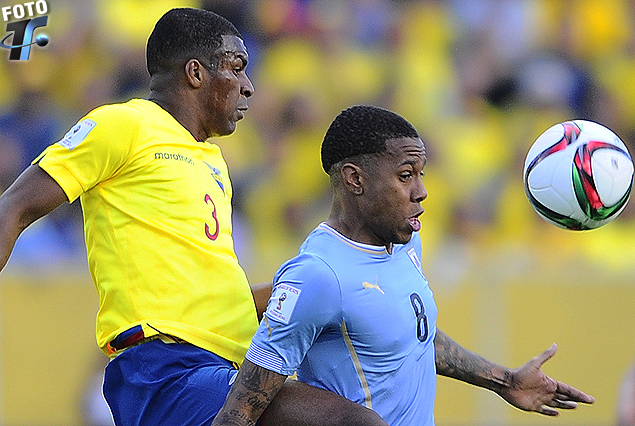 El ecuatoriano Frickson Erazo en la marca de Abel Hernández.