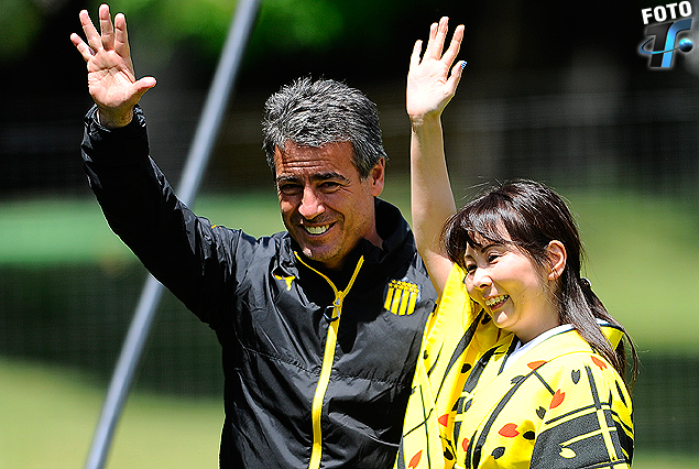 Pablo Bengoechea y Mina, la chica japonesa, en el saludo y el gesto de los cinco.