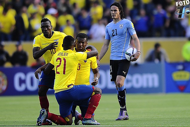 Los ecuatorianos festejan, Edinson Cavani, pelota en mano, es la imagen de la desazón celeste.