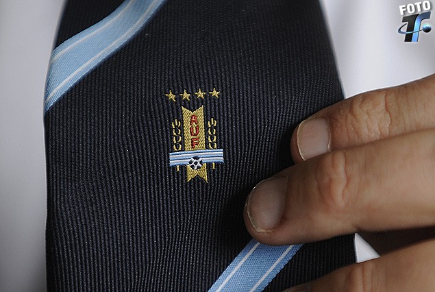 La corbata que lucen los dirigentes uruguayos con el elegante detalle del escudo oficial de la AUF. El mismo que debe lucir la camiseta celeste oficial.