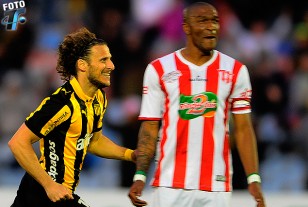 Diego Forlán en la carrera de celebración del tercer gol aurinegro que en primer plano sufre Daniel Pereira. Golazo del crack.
