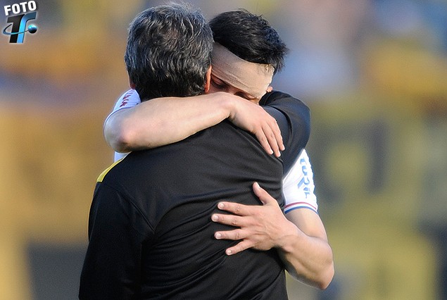 El abrazo entre Jorge Fucile y Pablo Bengoechea.
