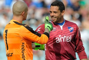 Gastón Guruceaga y Esteban Conde en el saludo previo al clásico.