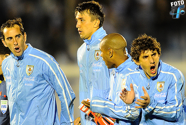 La Selección en la emoción del Himno Nacional a minutos del gran triunfo ante Colombia.