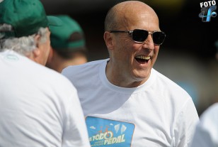 Daniel Martínez a todo pedal por la cancha.