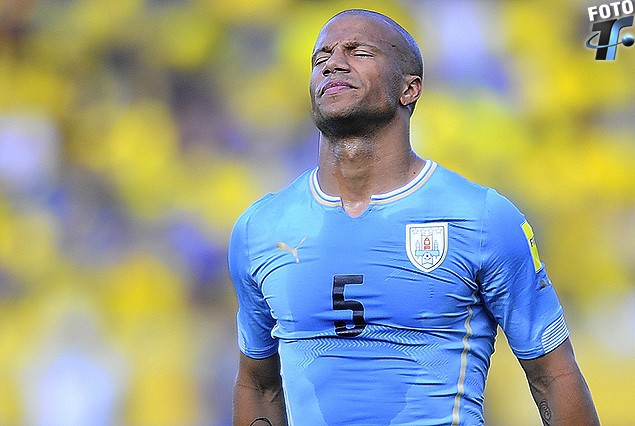 Carlos Sánchez, de gran desgaste en el mediocampo. 