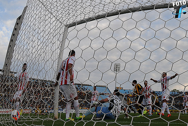 Primer gol de Peñarol. La pelota descansa en la red tras el cabezazo de Carlos Valdez.