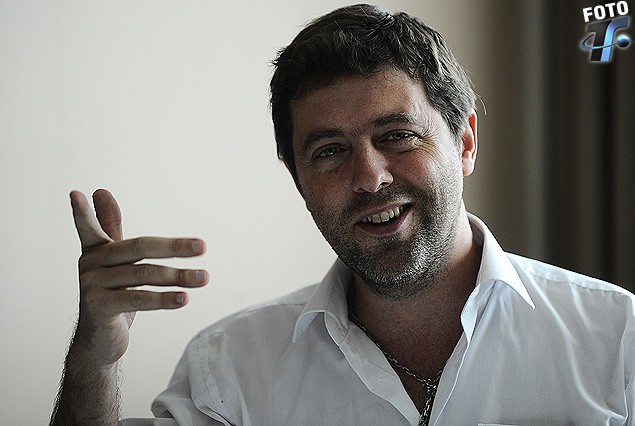 Una imagen característica    del Economista Ignacio Alonso, integrante del Consejo Ejecutivo encargado del área económica de la Asociación Uruguaya de Fútbol.