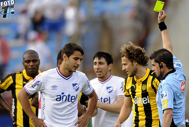 "Pensé que me echaba", dijo Diego Forlán que en la incidencia que es amonestado por Cunha.