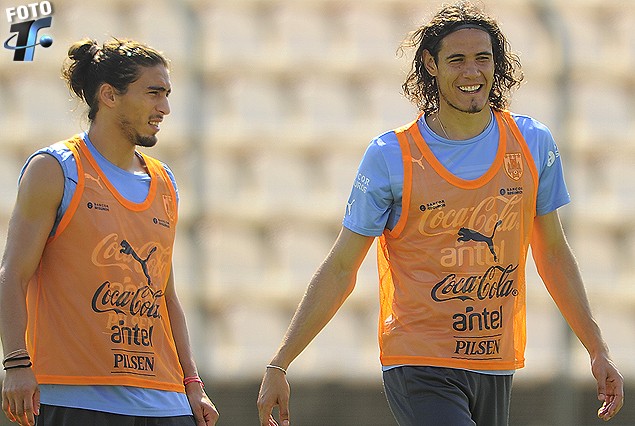 Martín Cáceres y Edinson Cavani con chalecos naranjas, serán titulares mañana ante Ecuador.