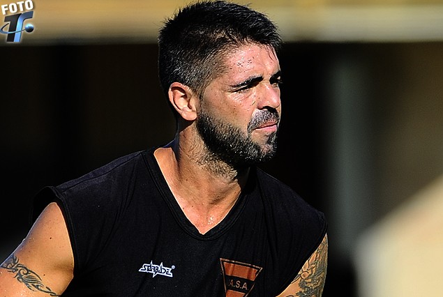 Edgar Martínez, terminó golpeado el partido con Plaza.