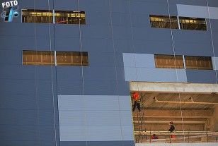 Los isopaneles en la fachada del Estadio. 