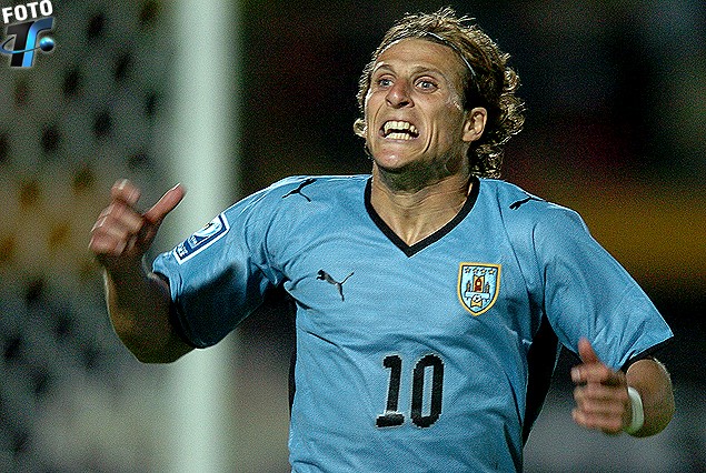 Asi lo festejaba Diego Forlán su gol de penal 4' pasada la hora. Segunda vez que conseguía algo similar. Pasada la hora lo había logrado ante Venezuela en el 2007. Ganaron los celestes 2:1. El empate lo había conseguido Luis Suárez. 