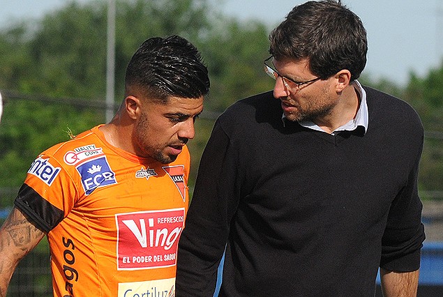 Jonathan Barboza con el médico en el momento de lesionarse.