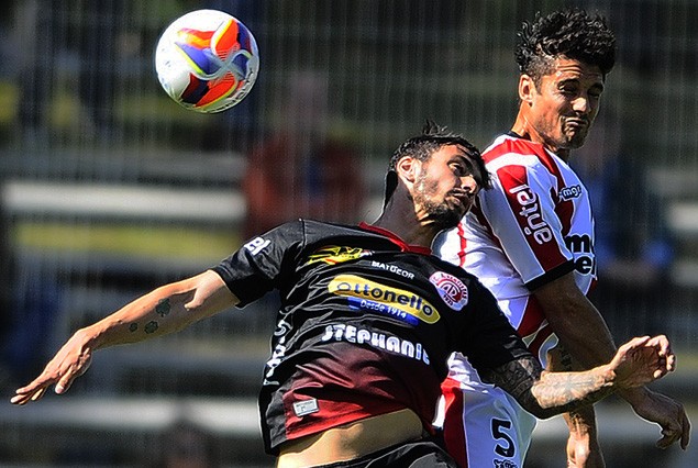 Gonzalo Mastriani (Rentistas) aparece en la incidencia ante la marca de Darío Flores (River Plate). 