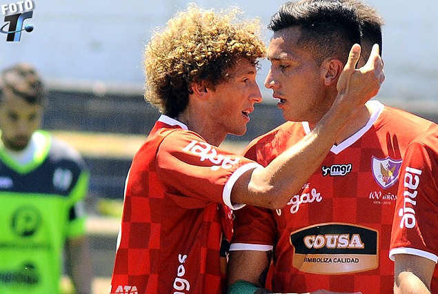 Las dos caras del gol: Maxi Pérez festeja con Maxi Perg. Lo sufre atrás Fabián Carini. 