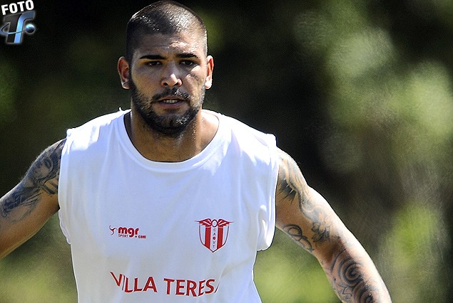 Nicolás "Chengue" Olivera, será titular por uno de los dos suspendidos.