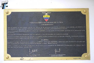 La placa con la resolución de denominar al estadio con el nombre del inolvidable goleador.