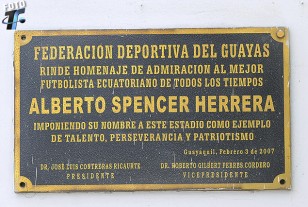 Plaqueta en homenaje a Albaro Spencer.