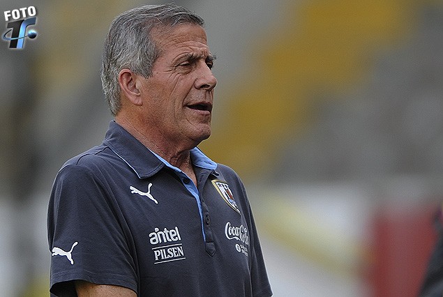 Como si estuviera mirando al futuro, Oscar Tabárez captado en la cancha del Barcelona de Guayaquil, donde esta tarde de martes, el entrenador paró el equipo titular que tiene en su mente para enfrentar a Ecuador.