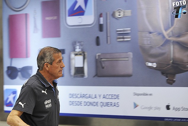El técnico Oscar Tabárez en el aeropuerto internacional de Quito, al arribar hace apenas dos horas a esta ciudad.