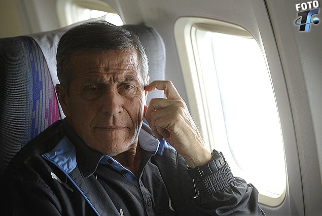 Pensativo en el avión durante el vuelo a Quito, el técnico Tabárez reflexiona sobre las declaraciones suministradas antes de partir en el hall del aeropuerto de Carrasco.