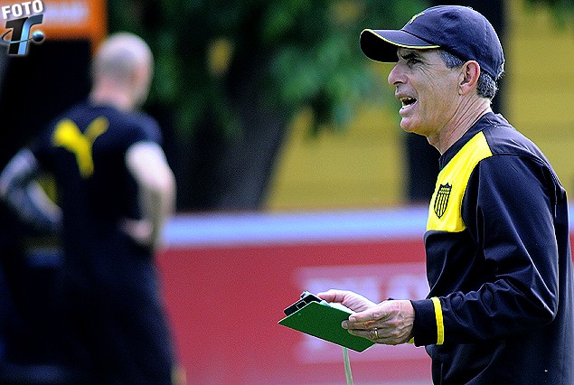 El profesor Modesto Turrén en pleno trabajo en Los Aromos.